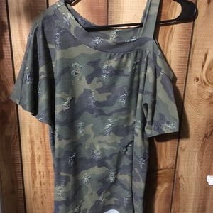 💖Distressed camo boutique top